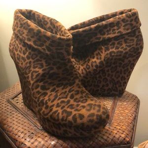 Gianni bini Leopard print high heeled booties. Size 10